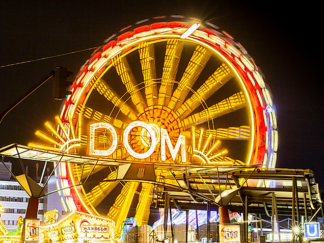 Festlich beleuchtetes Riesenrad mit DOM-Schriftzug bei Nacht auf dem Winterdom in Hamburg