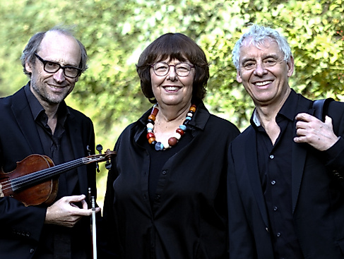 Musikertrio im Freien