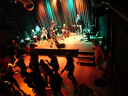 Bergedorfer Global Session 01.24 mit tanzendem Publikum_klein